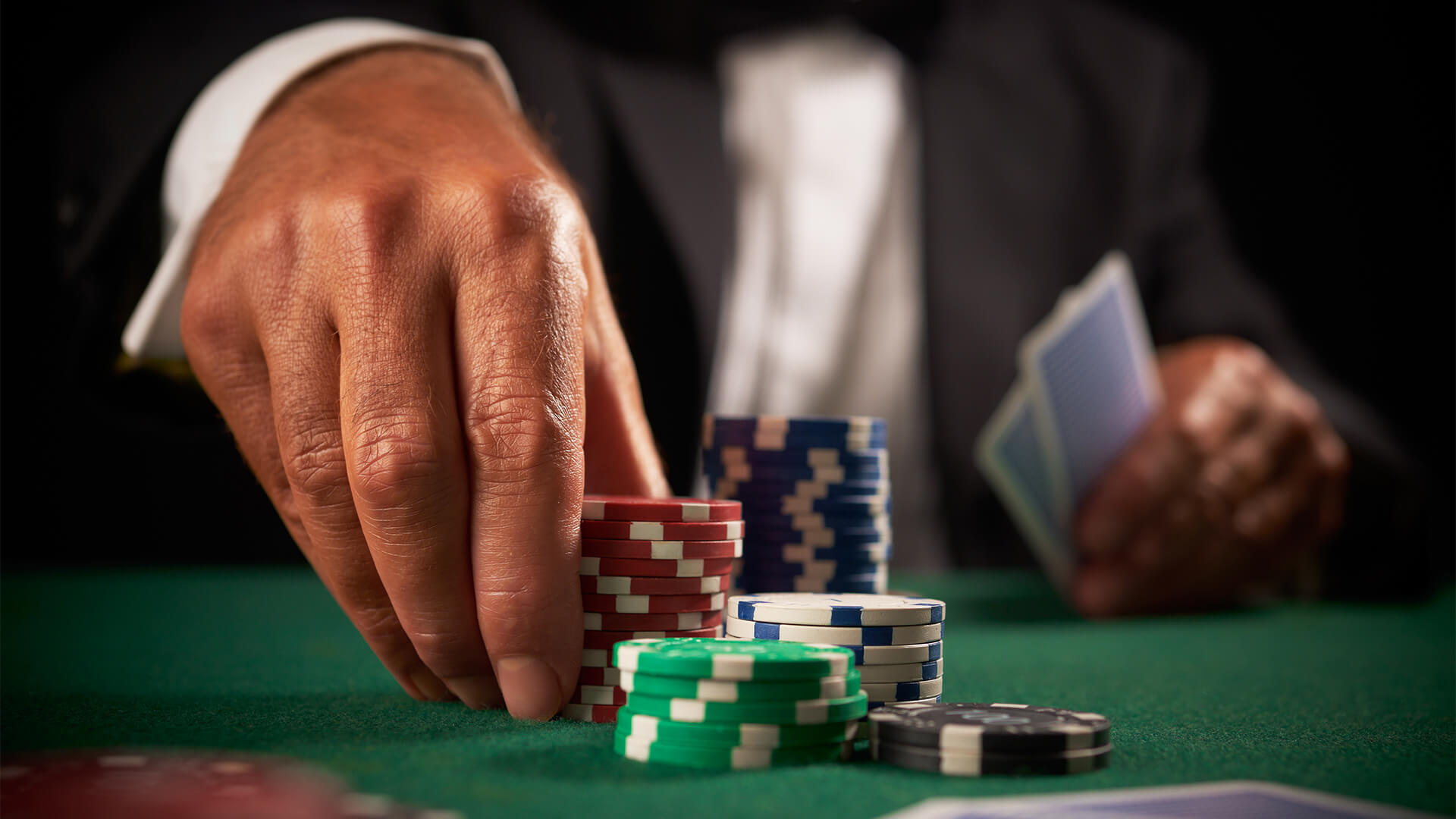 What is the ideal outfit for playing poker? - Lux Magazine